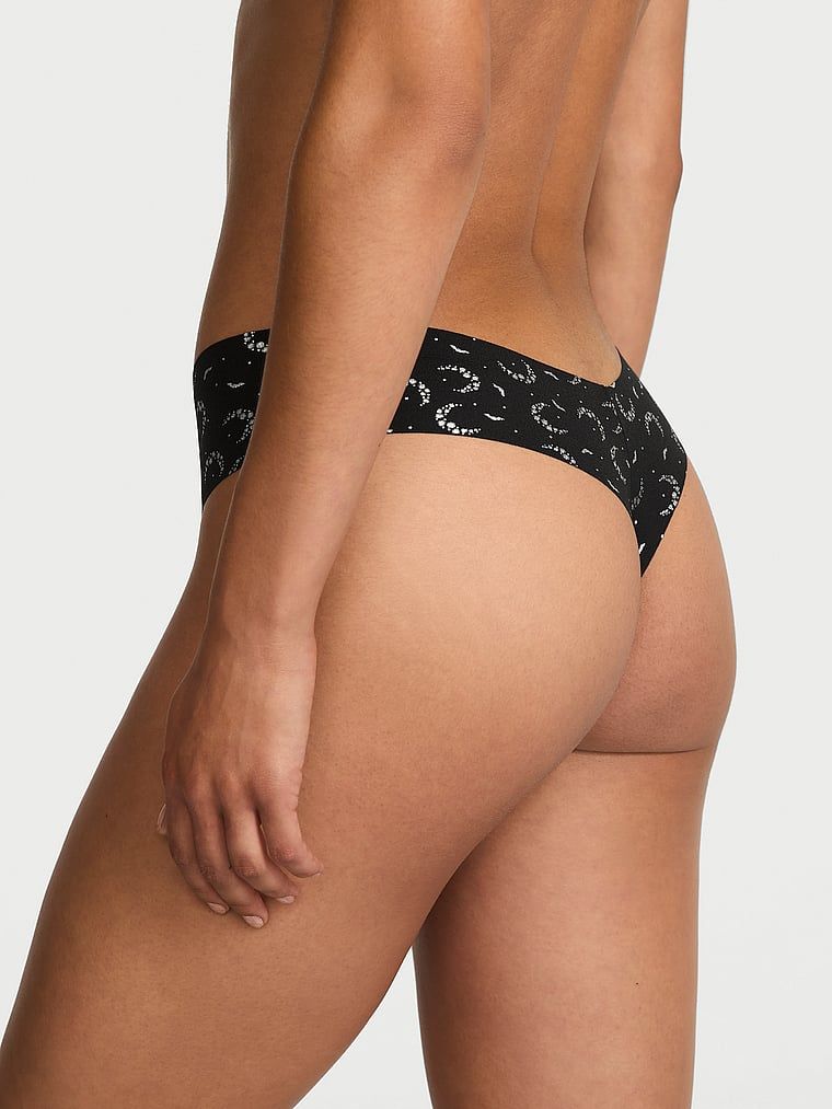 Stringi bezszwowe No-Show. Produkt ma kolor czarny i pochodzi z kolekcji Body by Victoria. 