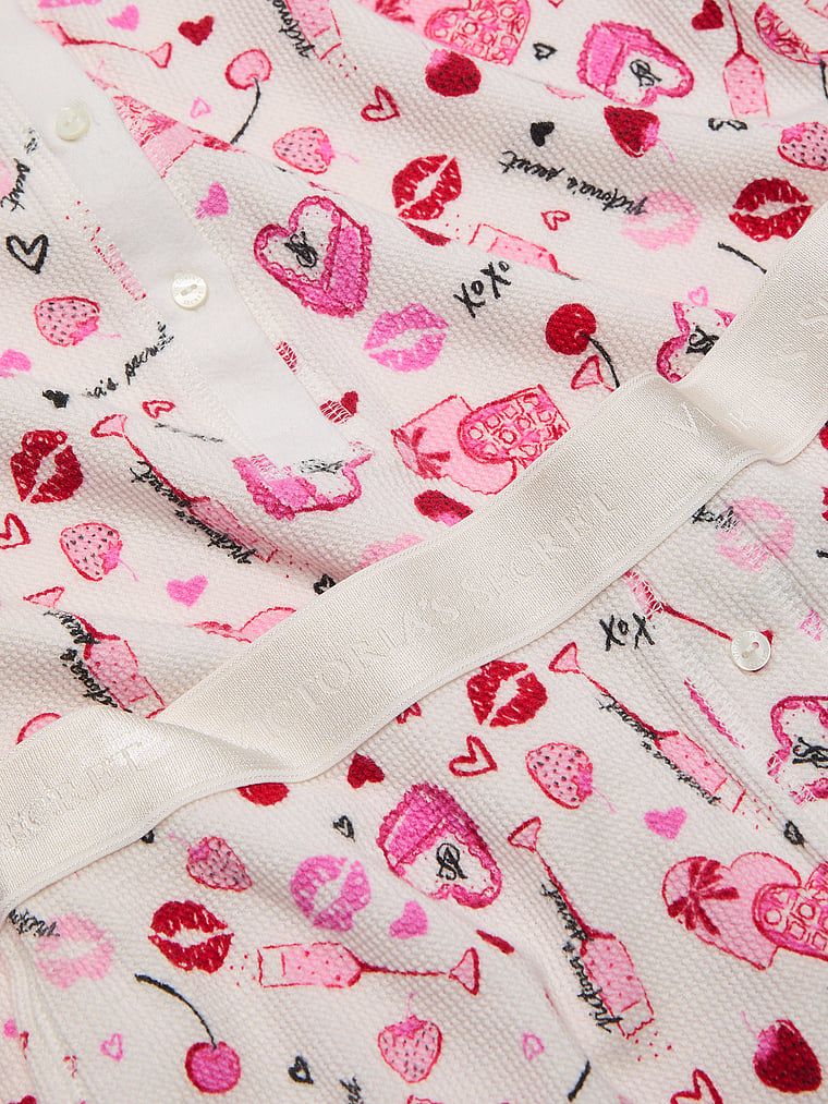 Ciepła piżama z szortami Thermal Short Pajama. Produkt ma kolor wzorzysty i pochodzi z kolekcji Victoria's Secret. 