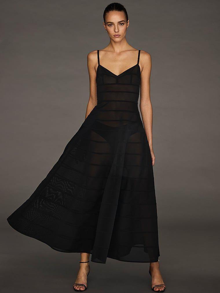 Suknia wieczorowa z prześwitującymi wstawkami Atelier X Altuzarra. Produkt ma kolor czarny i pochodzi z kolekcji Atelier Victoria's Secret x Altuzarra. 