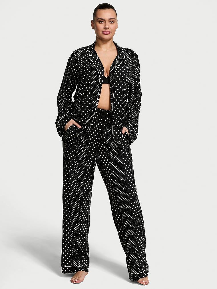 Długa piżama z modalu. Produkt jest wzorzysty i pochodzi z kolekcji Victoria's Secret. 