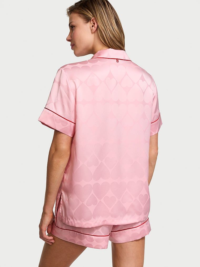 Satynowa piżama z krótkim rękawem i szortami Glazed Heart. Produkt ma kolor różowy i pochodzi z kolekcji Victoria's Secret. 