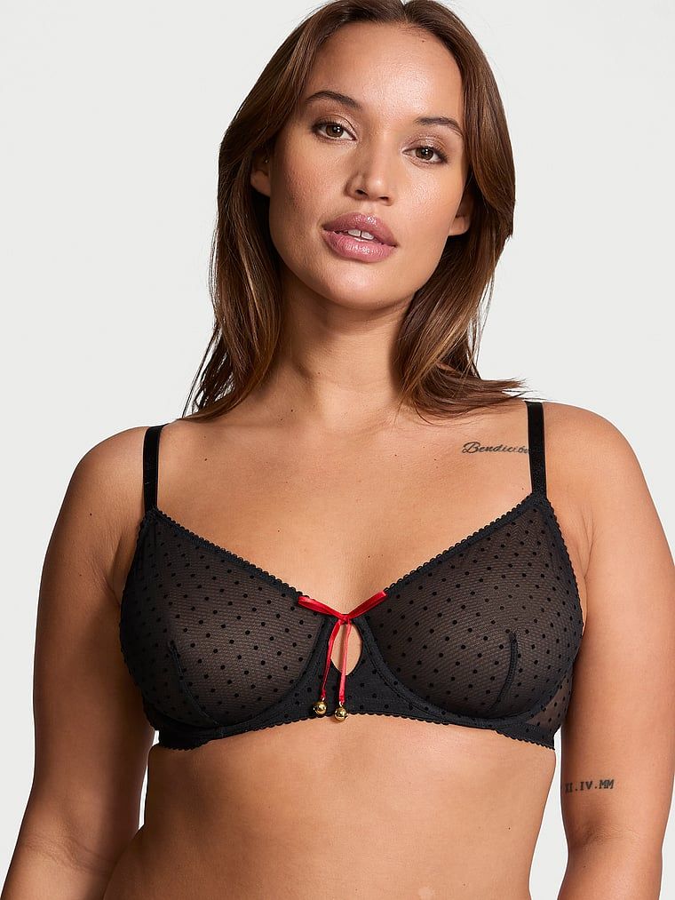 Modelka prezentuje biustonosz nieusztywniany z dzwoneczkami Jingle Bells Demi. Produkt ma kolor czarny i pochodzi z kolekcji Very Sexy.