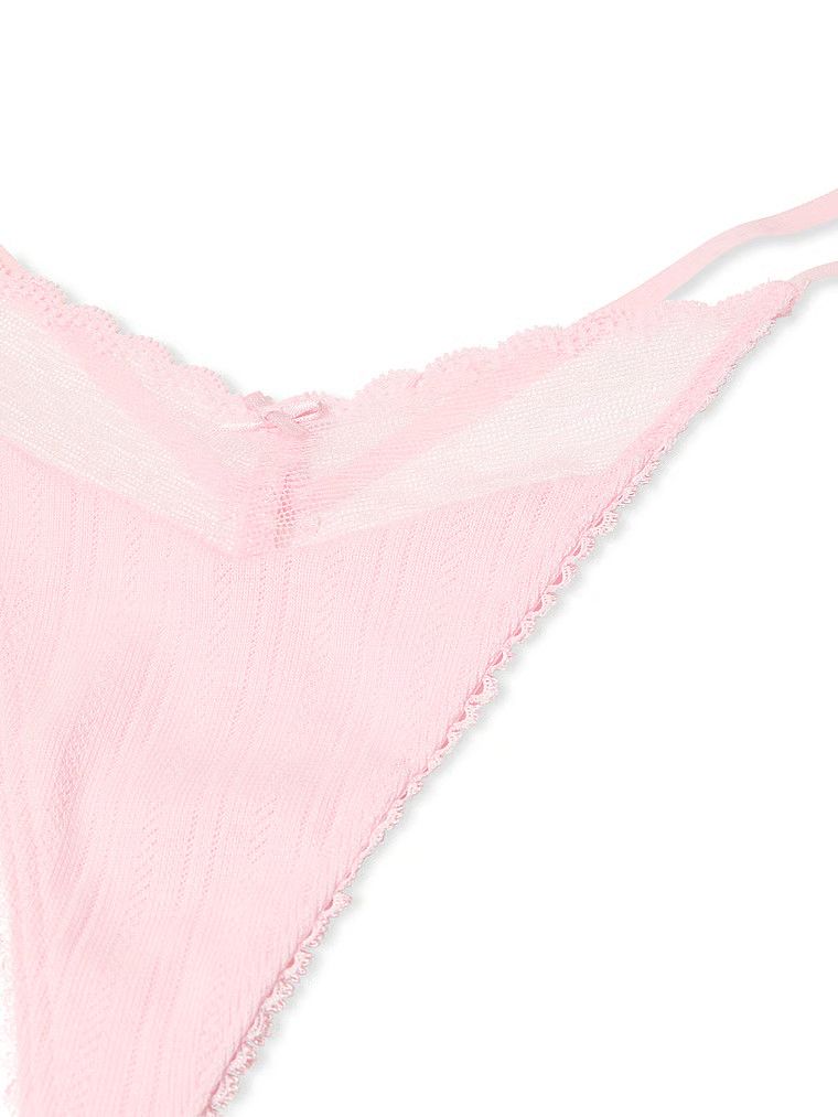 Stringi Lace Pointelle. Produkt ma kolor różowy i pochodzi z kolekcji Body by Victoria. 