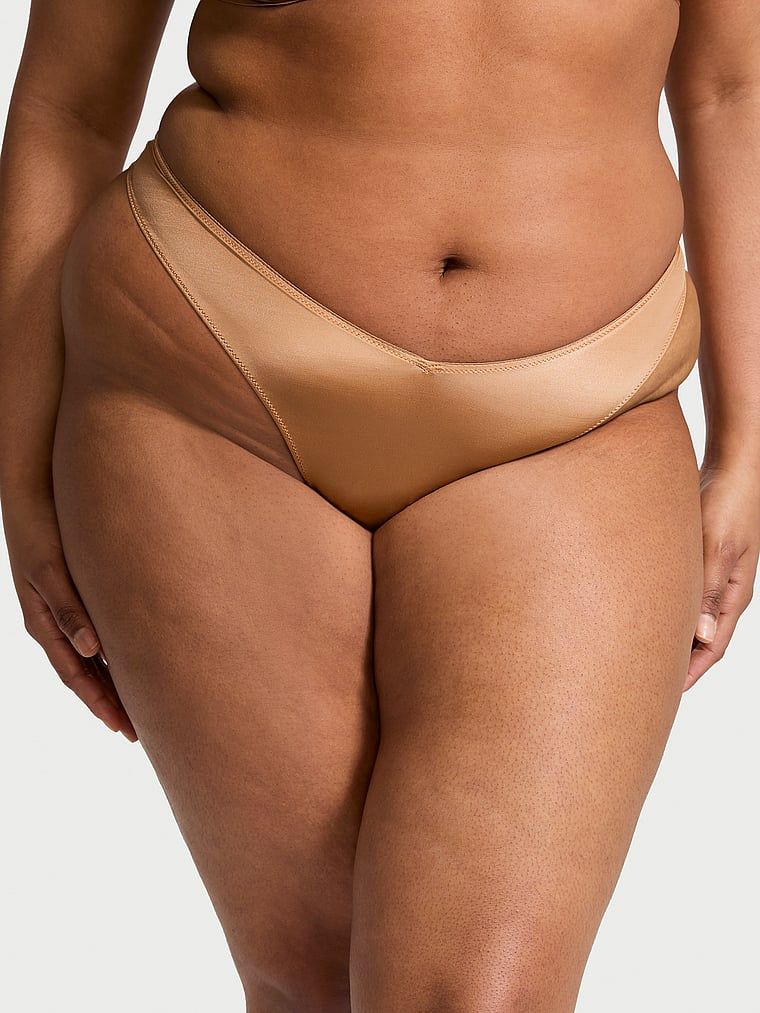 Stringi z paseczkami z tyłu i wysoko wyciętymi nogawkami Strappy-Back High-Leg. Produkt ma kolor beżowy i pochodzi z kolekcji Very Sexy. 