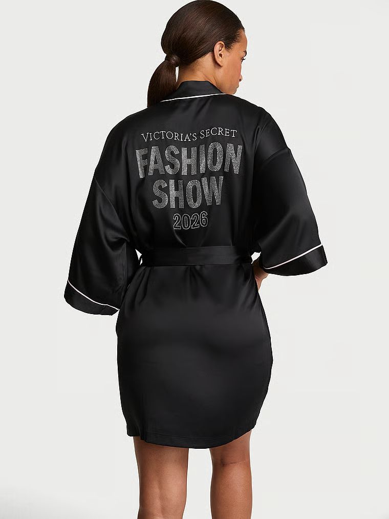 Szlafrok satynowy krótki Signature Fashion Show 2026. Produkt ma kolor czarny i pochodzi z kolekcji Victoria's Secret. 