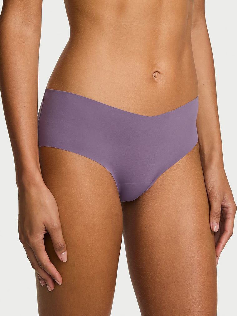 Majtki bezszwowe z paseczkami z tyłu No-Show Strappy Cheeky. Produkt ma kolor fioletowy i pochodzi z kolekcji No-Show. 