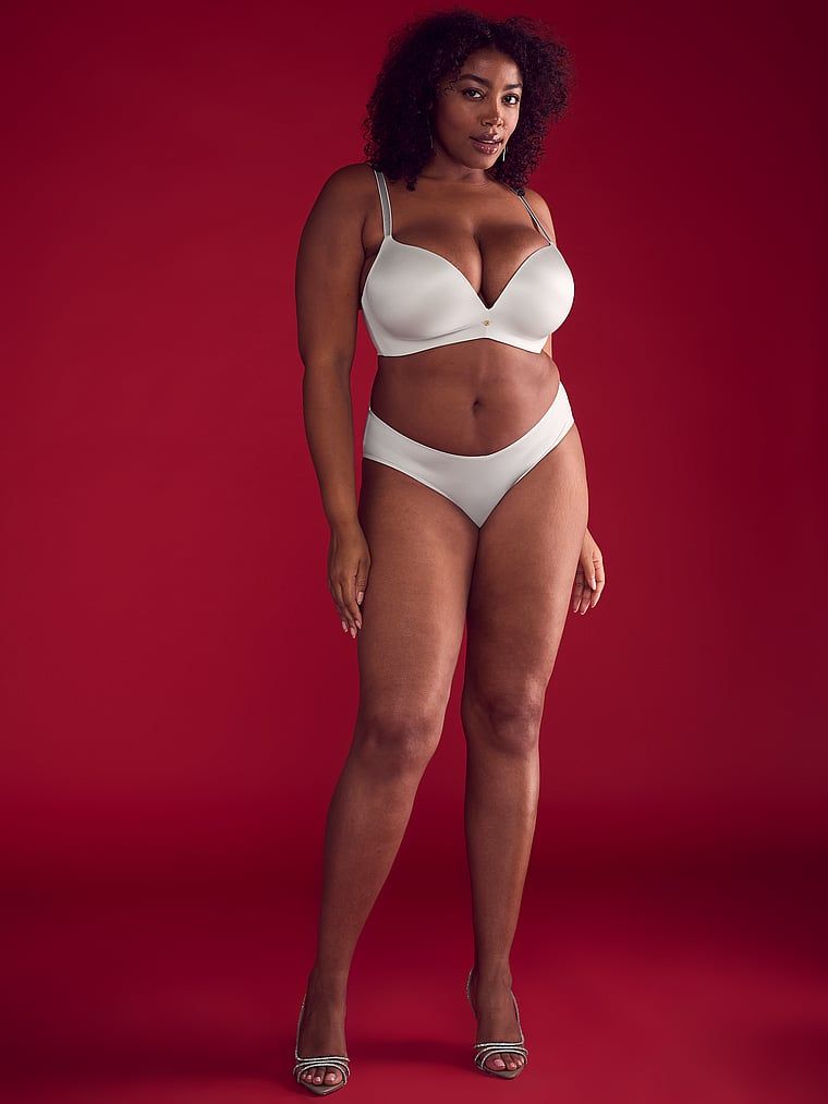 Modelka prezentuje biustonosz push-up bez fiszbin So Obsessed. Produkt ma kolor beżowy i pochodzi z kolekcji Very Sexy.