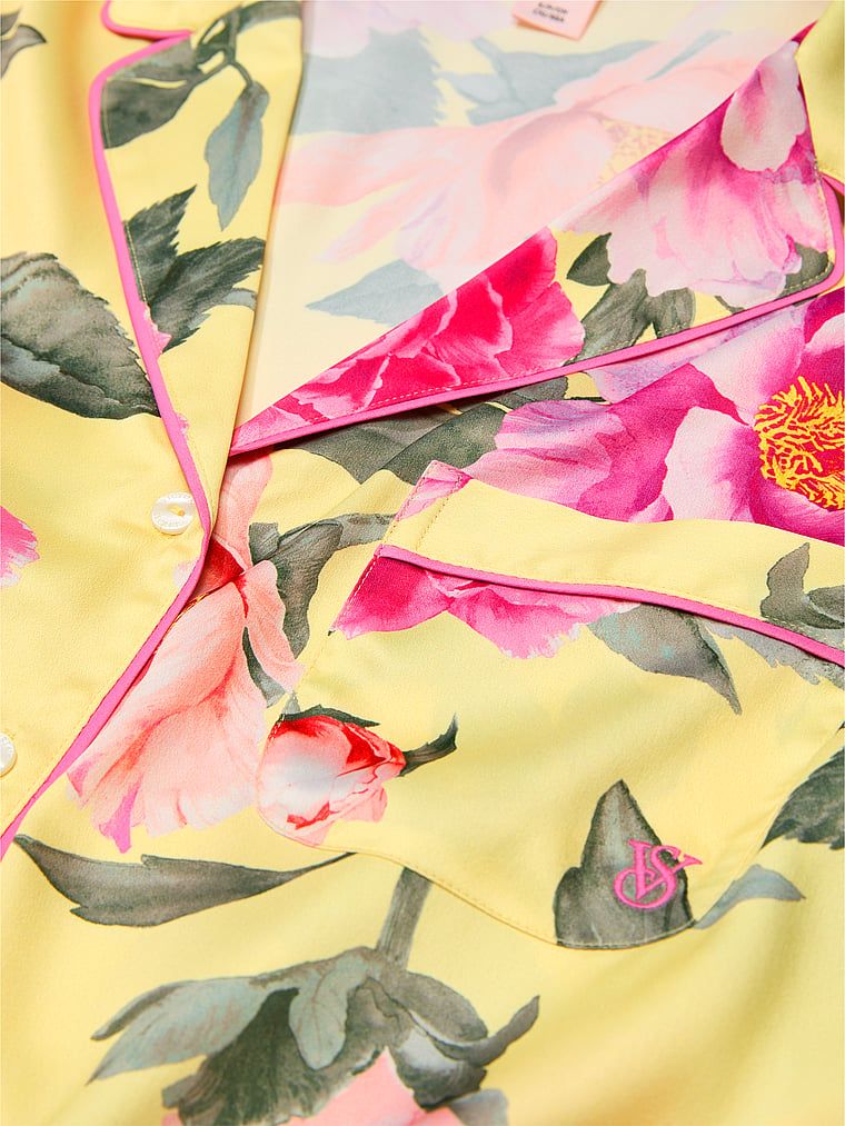 Piżama satynowa błyszcząca z szortami Glazed Satin. Produkt ma wzór kwiatowy i pochodzi z kolekcji Victoria's Secret. 