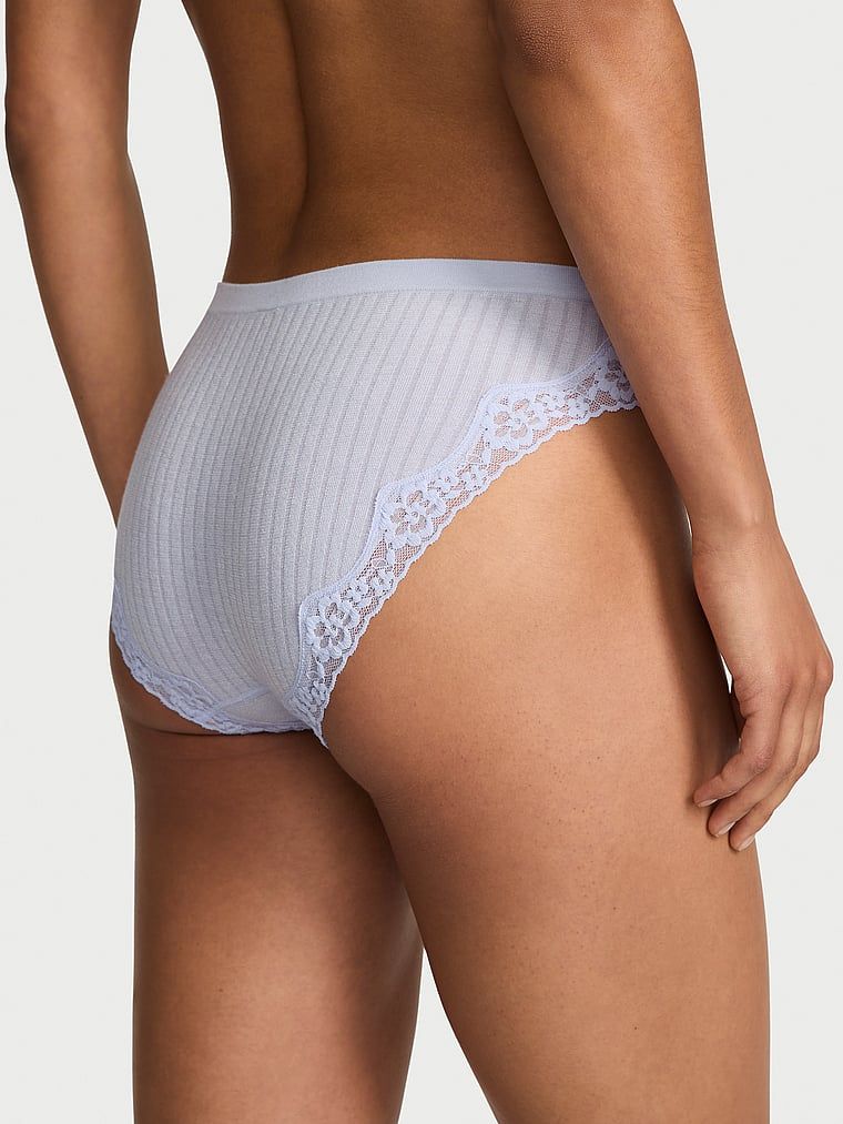 Majtki prążkowane z koronką na krawędziach Rib Lace-Trim Bikini. Produkt ma kolor purpurowy i pochodzi z kolekcji Seamless. 