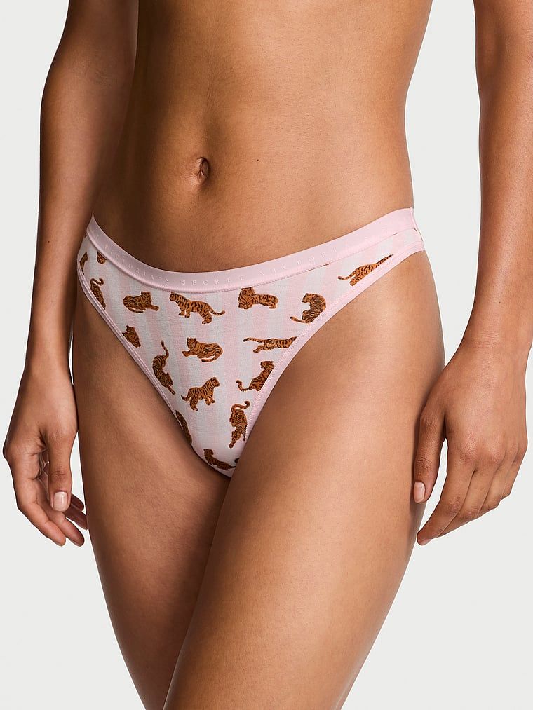 Stringi bawełniane High-Leg Scoop. Produkt jest wzorzysty i pochodzi z kolekcji Body by Victoria. 