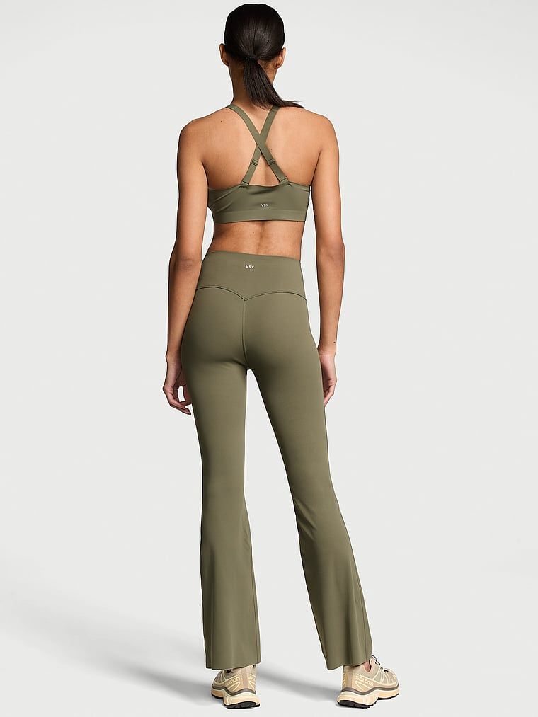 Legginsy z szerokimi nogawkami VSX Elevate Flare. Produkt ma kolor zielony i pochodzi z kolekcji VSX. 