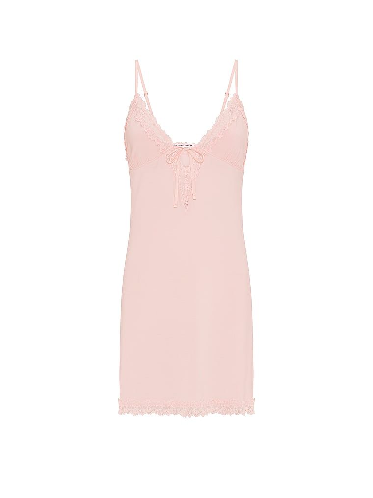 Koszula nocna z modalu SoSoft. Produkt ma kolor różowy i pochodzi z kolekcji Victoria's Secret. 