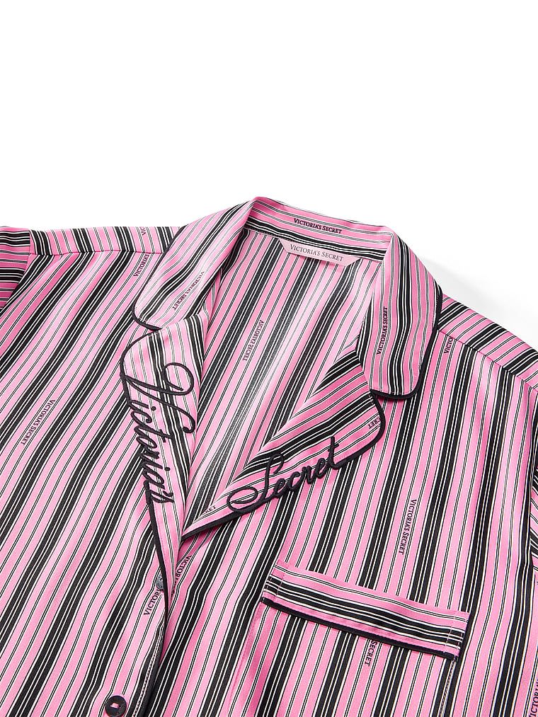 Piżama satynowa z szortami Signature. Produkt ma kolor wzorzysty i pochodzi z kolekcji Victoria's Secret. 