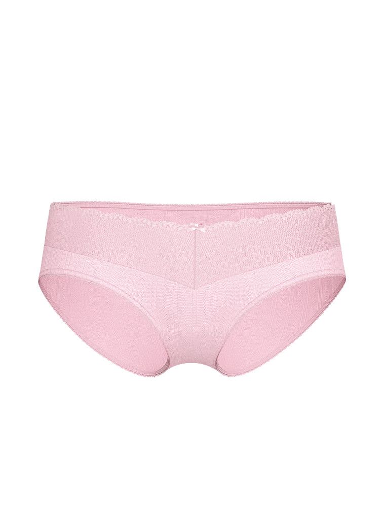 Majtki Lace Pointelle Hiphugger. Produkt ma kolor różowy i pochodzi z kolekcji Body by Victoria. 