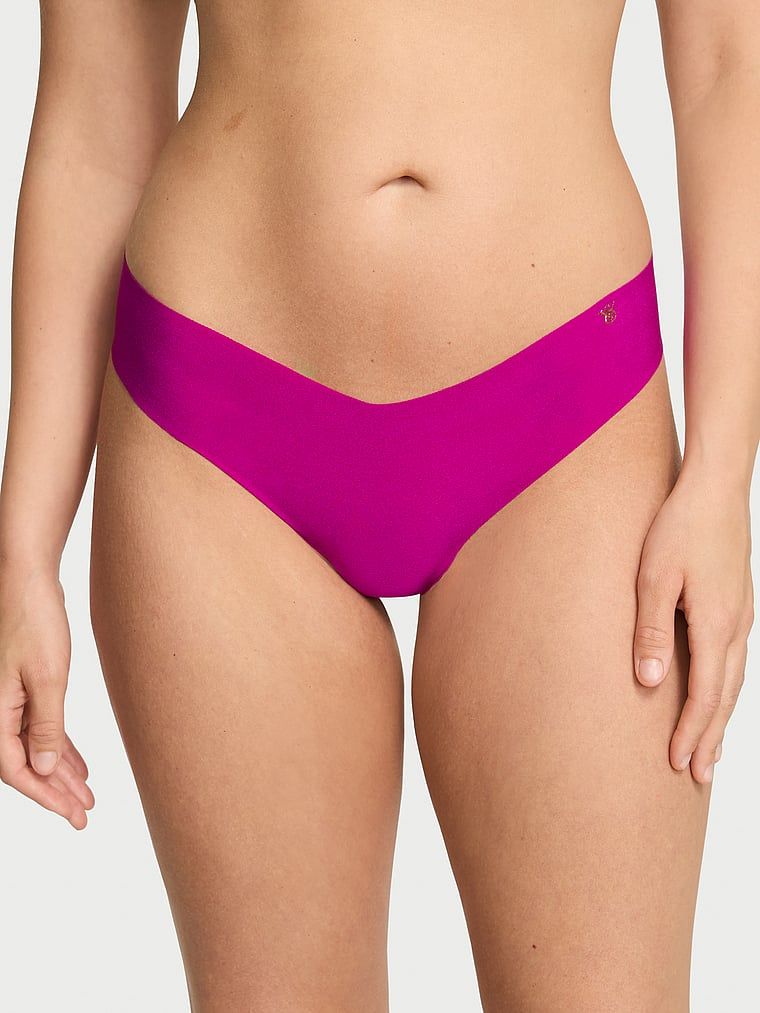 Stringi bezszwowe No-Show. Produkt ma kolor purpurowy i pochodzi z kolekcji No-Show. 