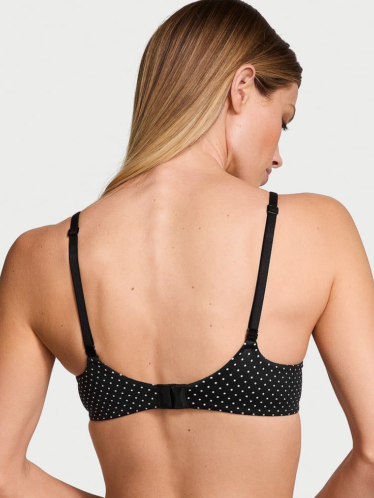 Modelka prezentuje biustonosz lekko usztywniany z mocno zabudowanymi miseczkami Infinity Edge. Produkt jest wzorzysty i pochodzi z kolekcji Body by Victoria.