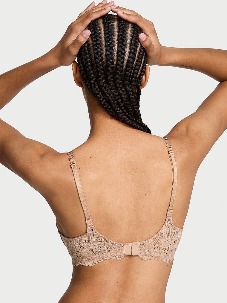 Modelka prezentuje biustonosz push-up koronkowy z błyszczącymi ramiączkami Twinkle Strap. Produkt ma kolor beżowy i pochodzi z kolekcji Dream Angels.