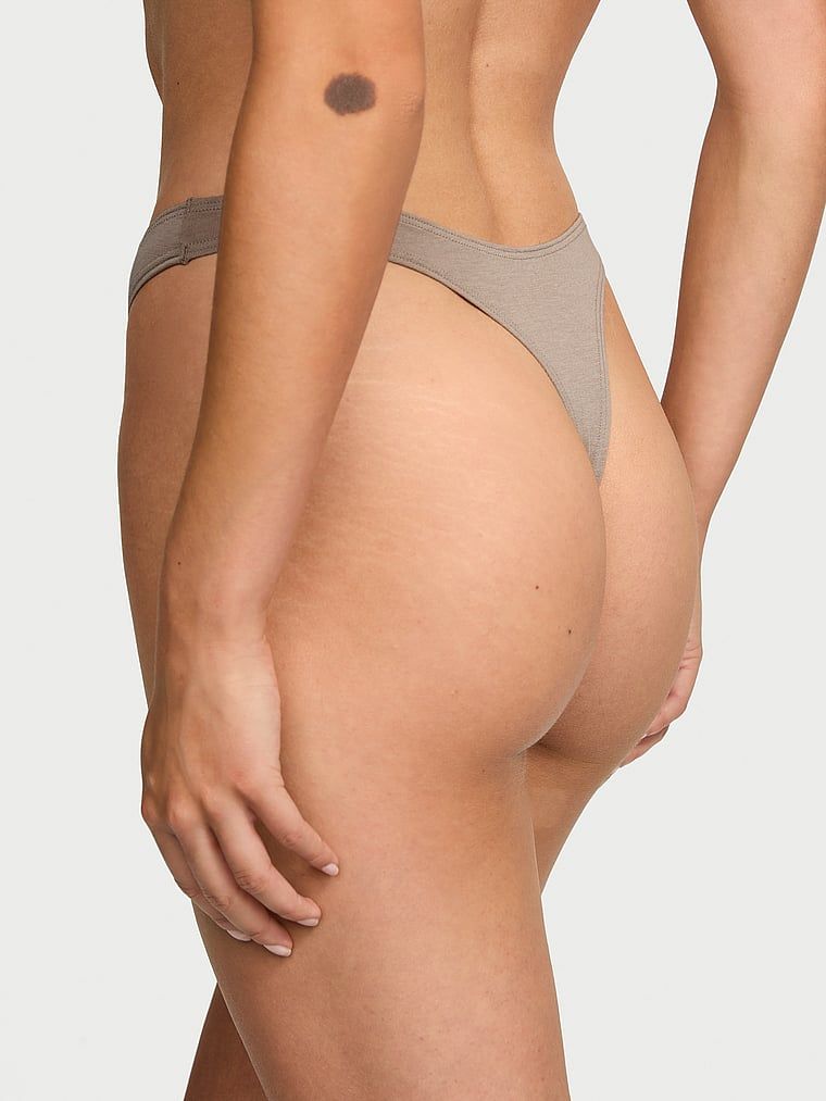 Stringi bawełniane High-Leg Scoop. Produkt ma kolor beżowy i pochodzi z kolekcji Victoria's Secret. 