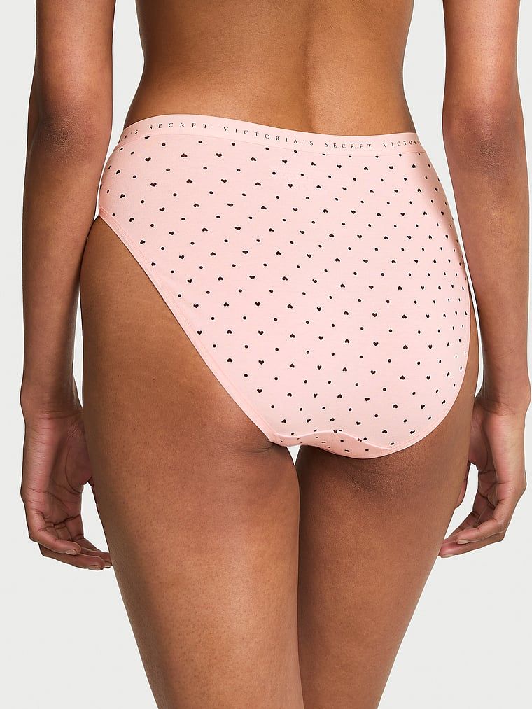 Majtki bawełniane figi z wysoko wyciętymi nogawkami High-Leg Brief. Produkt jest wzorzysty i pochodzi z kolekcji Victoria's Secret. 