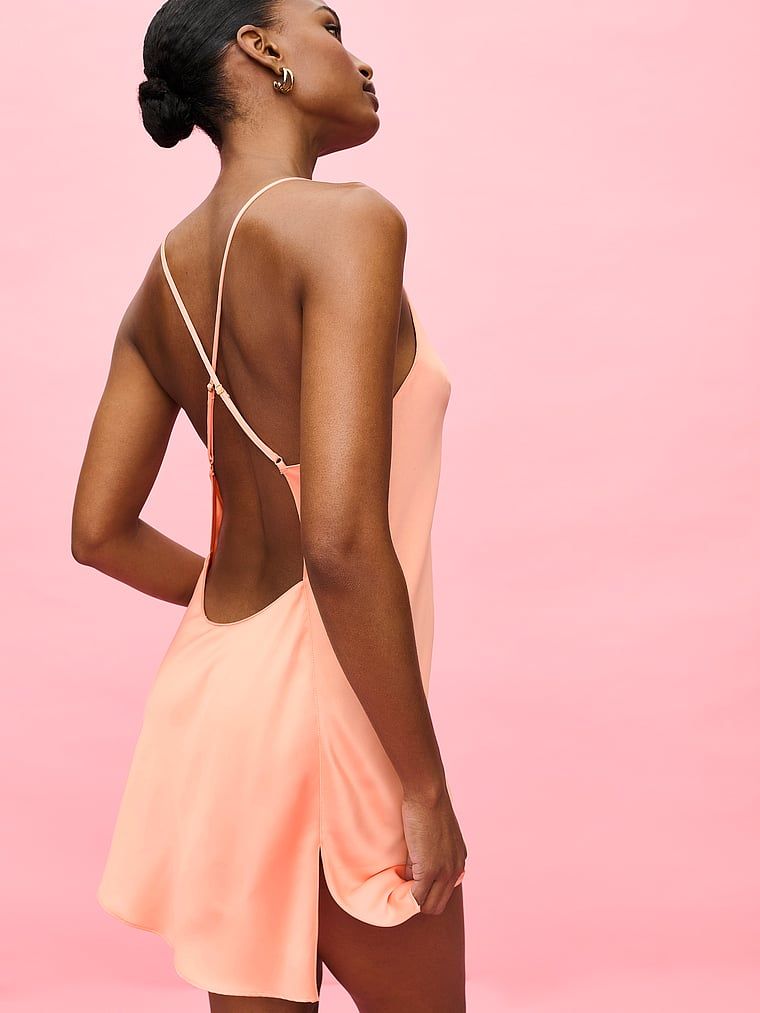 Koszulka nocna satynowa na cienkich ramiączkach odsłaniająca plecy Open-Back Slip. Produkt jest wzorzysty i pochodzi z kolekcji Victoria's Secret. 