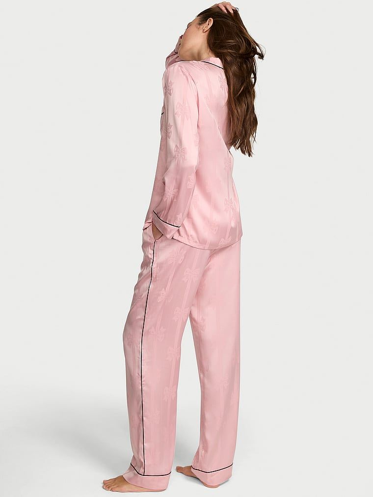 Satynowa piżama z długimi rękawami Bow Stripe. Produkt ma kolor różowy i pochodzi z kolekcji Victoria's Secret. 