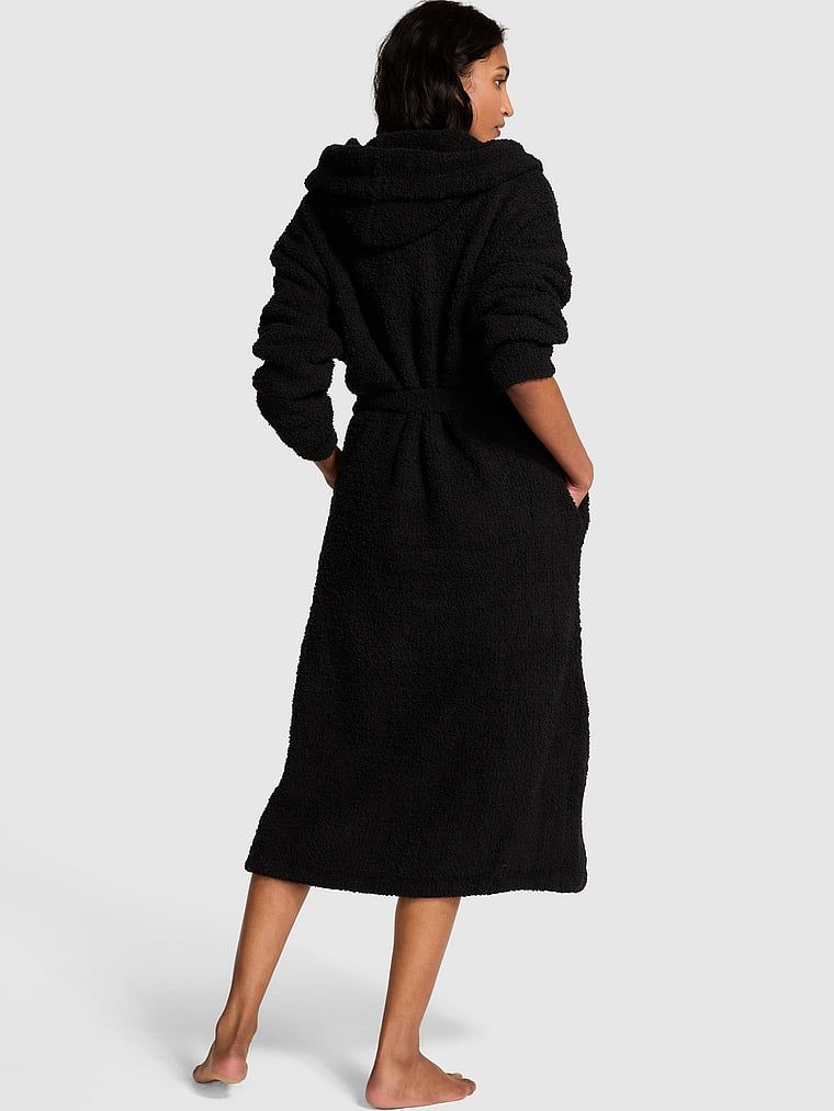 Długi szlafrok z kapturem Chenille. Produkt ma kolor czarny i pochodzi z kolekcji Victoria's Secret. 