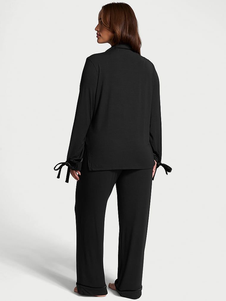 Piżama z modalu z welurowymi kokardkami Velvet-Trim. Produkt ma kolor czarny i pochodzi z kolekcji Victoria's Secret. 