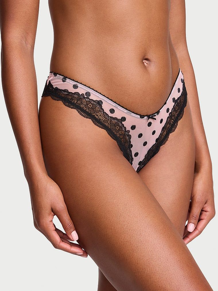 Stringi z siateczki w kropki z wysoko wyciętymi nogawkami Tease Sheer Dot. Produkt jest wzorzysty i pochodzi z kolekcji Victoria's Secret. 