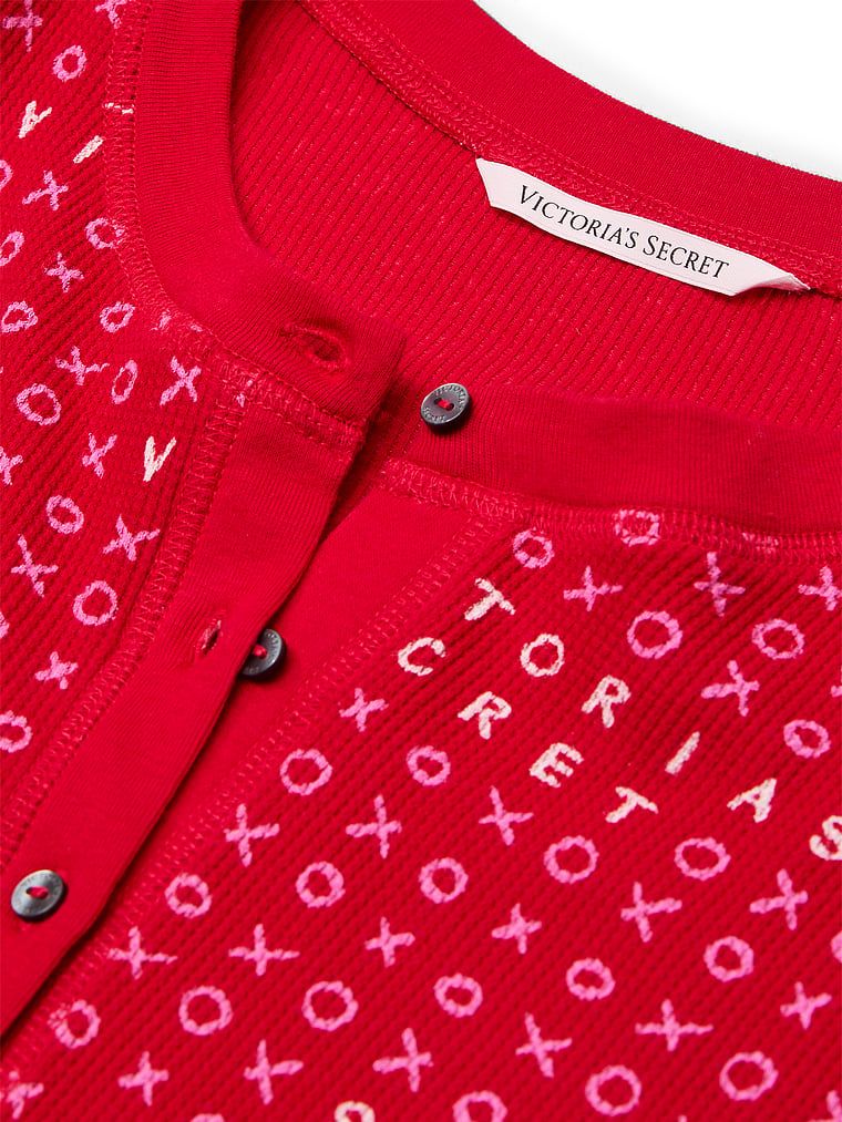 Ciepła piżama z szortami Thermal Short Pajama. Produkt ma kolor wzorzysty i pochodzi z kolekcji Victoria's Secret. 