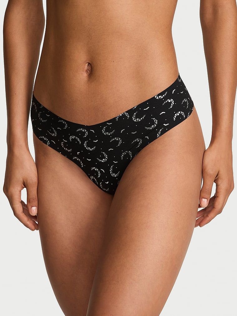 Stringi bezszwowe No-Show. Produkt ma kolor czarny i pochodzi z kolekcji Body by Victoria. 