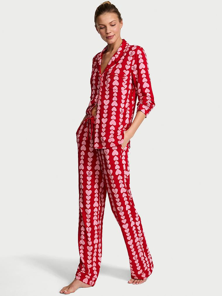 Długa piżama z modalu. Produkt jest wzorzysty i pochodzi z kolekcji Victoria's Secret. 