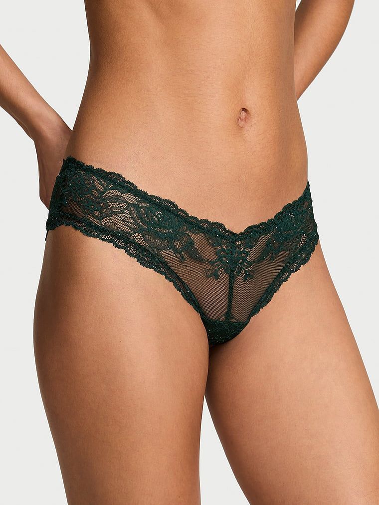 Majtki koronkowe z wysoko wyciętymi nogawkami Rose Lace Shimmer Cheeky. Produkt jest wzorzysty i pochodzi z kolekcji Very Sexy. 