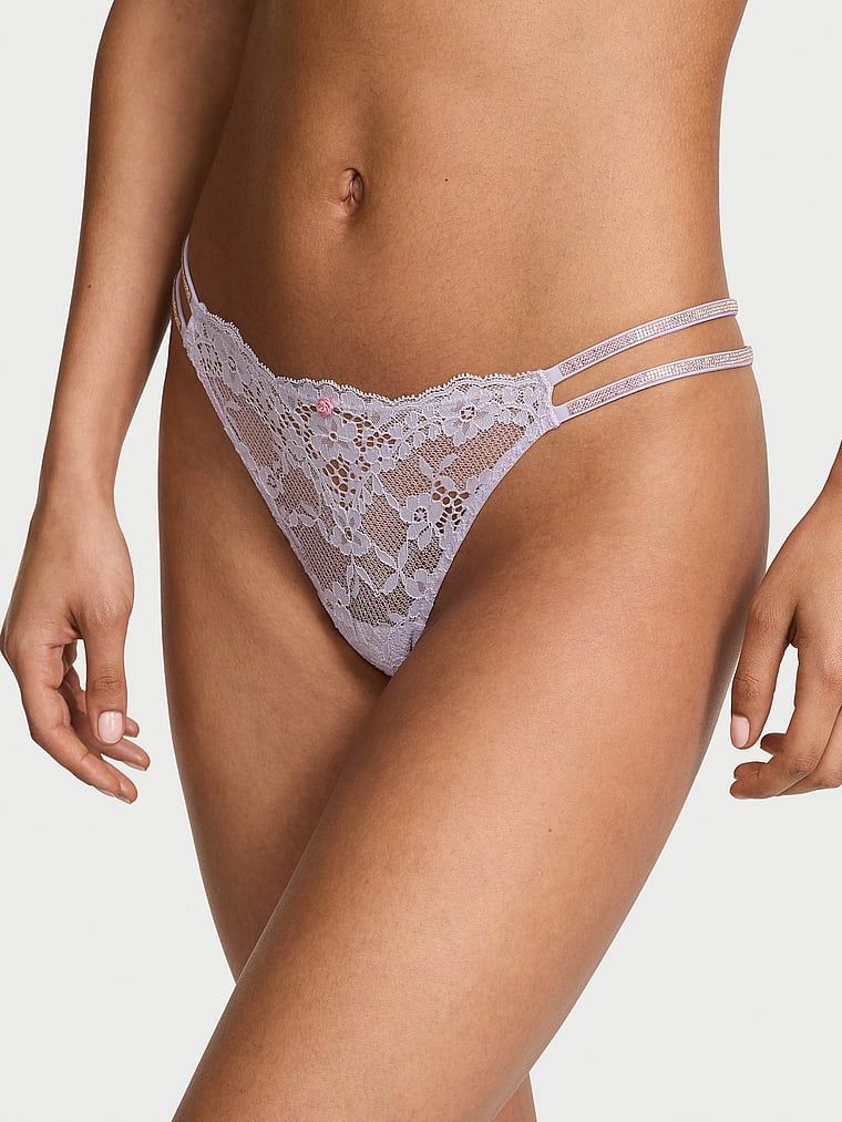 Majtki brazyliany koronkowe z błyszczącymi paseczkami Twinkle Strap Brazilian. Produkt ma kolor purpurowy i pochodzi z kolekcji Dream Angels. 