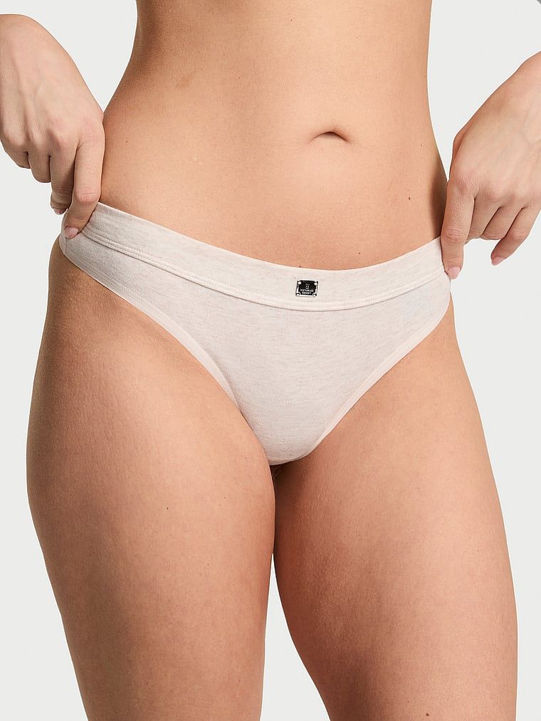 Stringi bawełniane z logo w talii Hardware. Produkt ma kolor beżowy i pochodzi z kolekcji Cotton. 