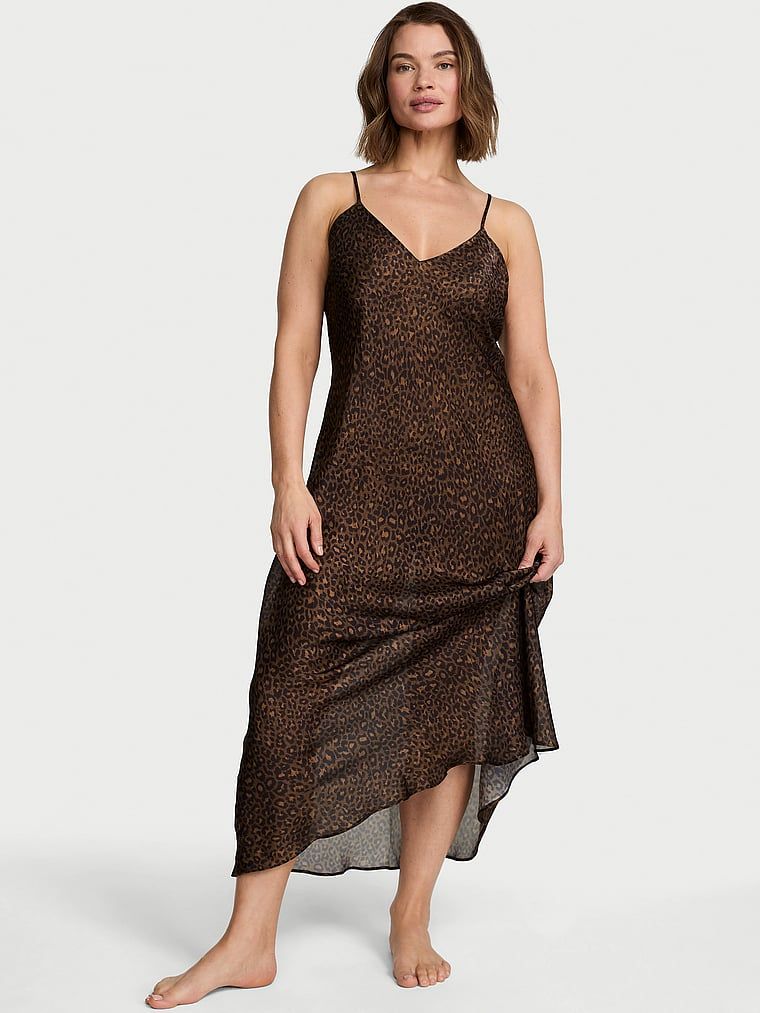 Sukienka satynowa długa prześwitująca Luxe Sheer Slip. Produkt jest wzorzysty i pochodzi z kolekcji Victoria's Secret. 