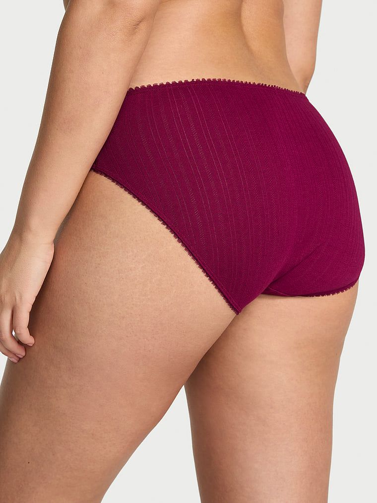 Majtki figi z wysoko wyciętymi nogawkami Lace Pointelle. Produkt ma kolor różowy i pochodzi z kolekcji Body by Victoria. 