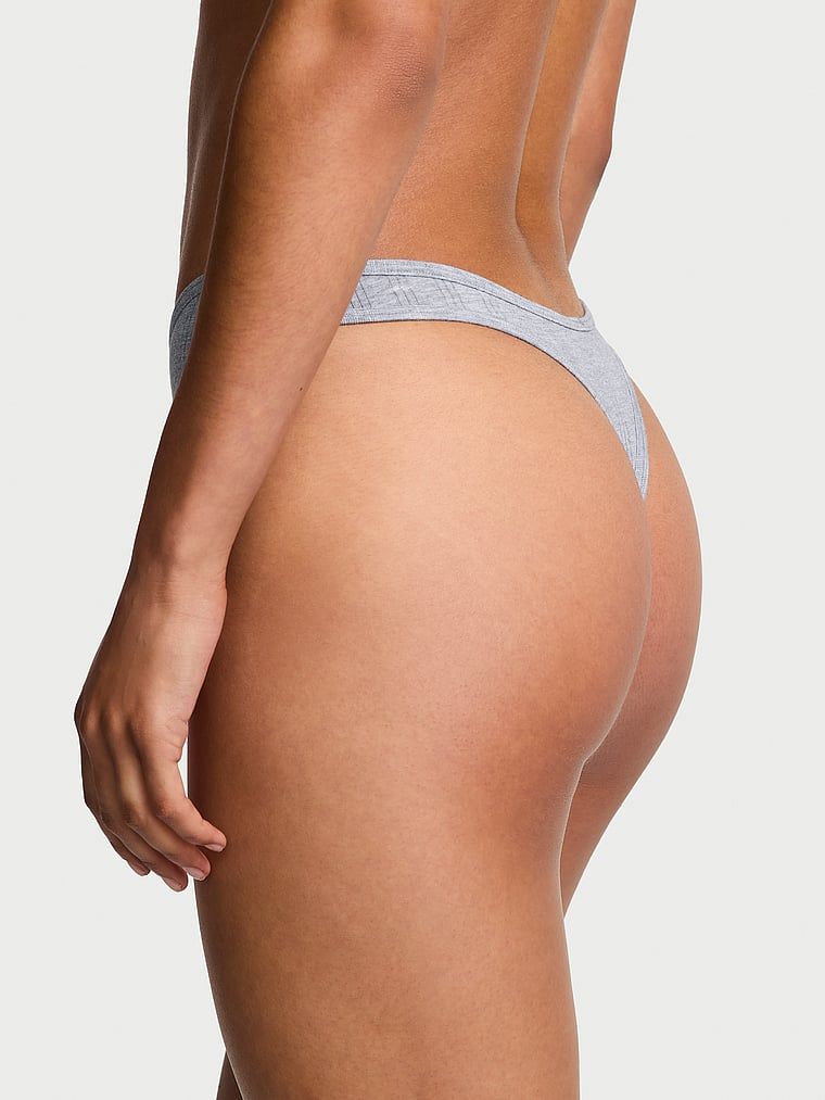 Stringi z modalu z wysoko wyciętymi nogawkami Ultra-Fine. Produkt ma kolor szary i pochodzi z kolekcji Victoria's Secret. 