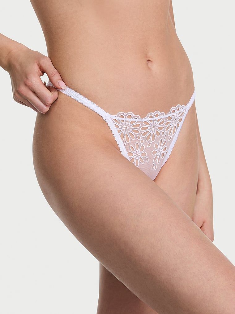 Stringi z siateczki Eyelet Mesh. Produkt ma kolor biały i pochodzi z kolekcji Lacie. 