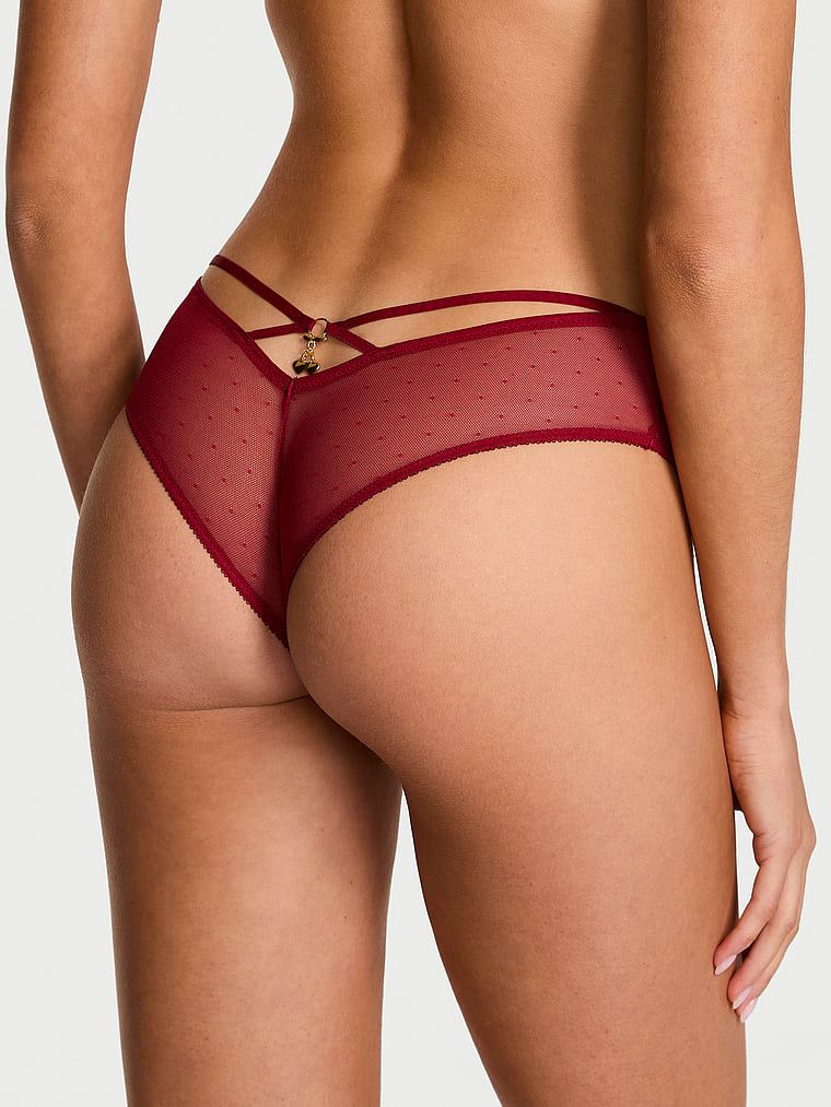 Majtki z siateczki z metalową zawieszką z tyłu Tease Cherry Hardware Cheeky. Produkt ma kolor czerwony i pochodzi z kolekcji Very Sexy. 