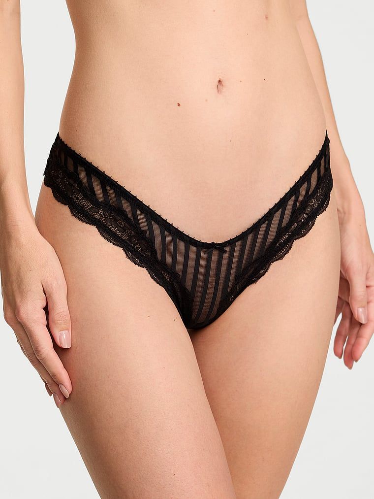 Stringi z paseczków z wysoko wyciętymi nogawkami Tease Sheer Stripe. Produkt ma kolor czarny i pochodzi z kolekcji Victoria's Secret. 