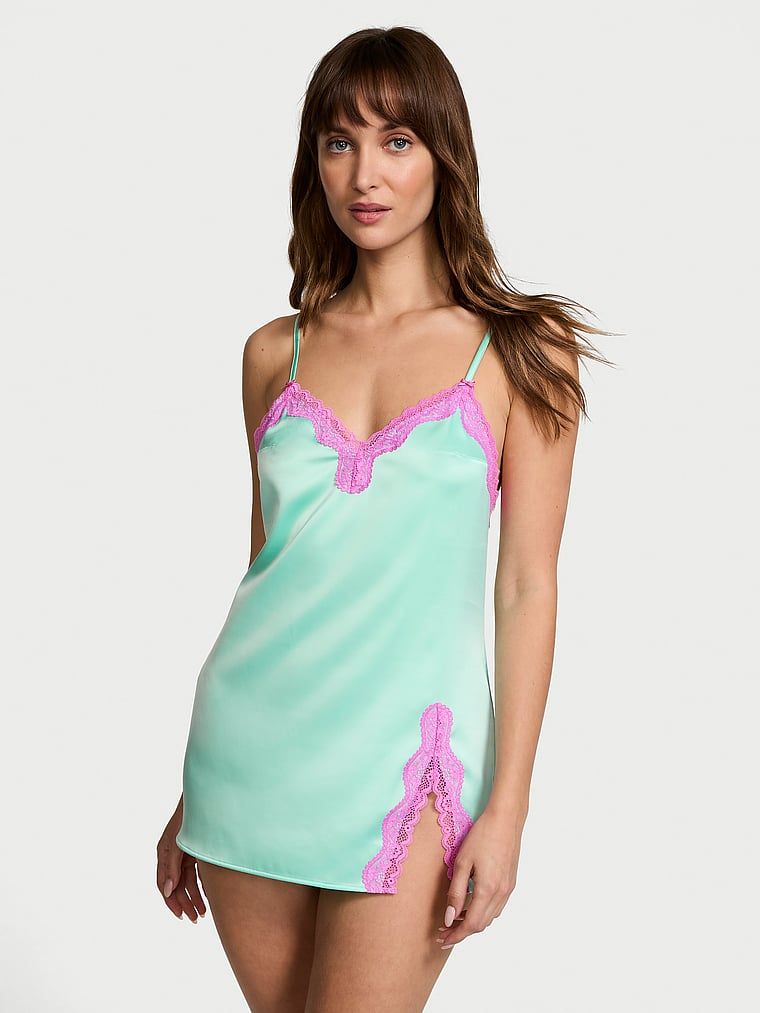 Koszulka nocna z koronką Tease Slip. Produkt ma kolor zielony i pochodzi z kolekcji Victoria's Secret. 