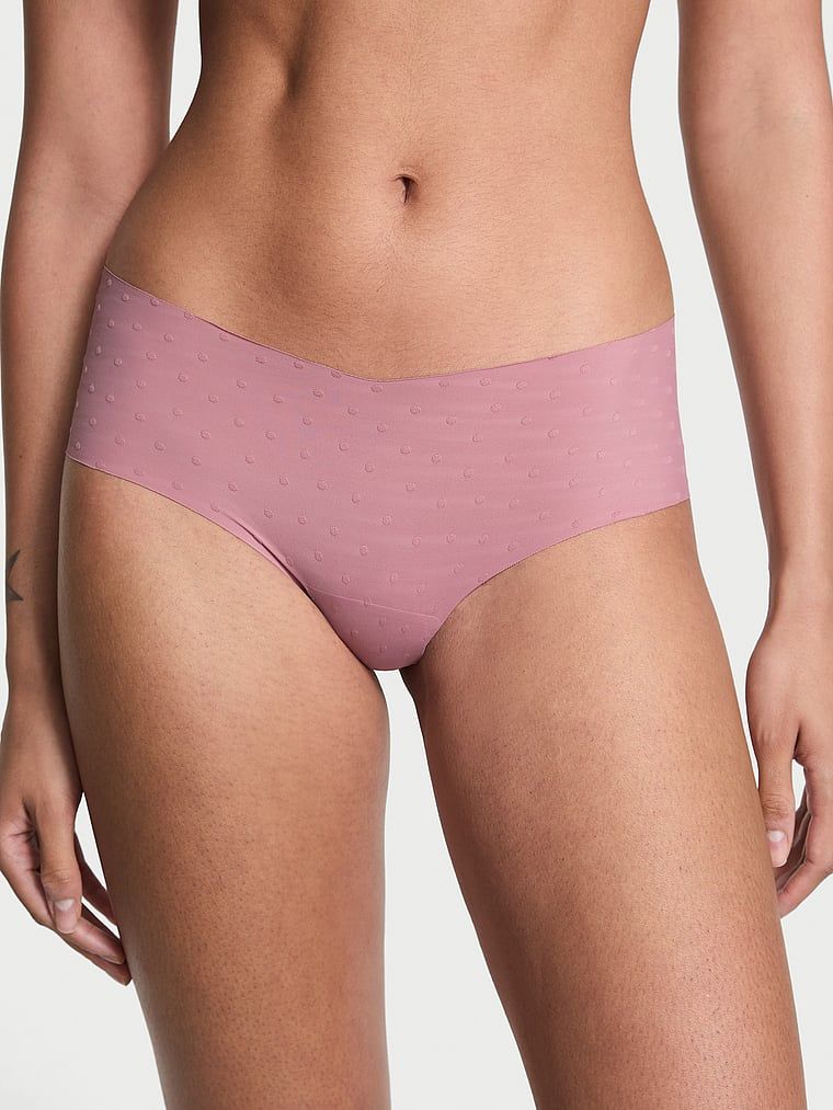 Majtki bezszwowe No-Show Cheeky. Produkt ma kolor różowy i pochodzi z kolekcji Body by Victoria. 