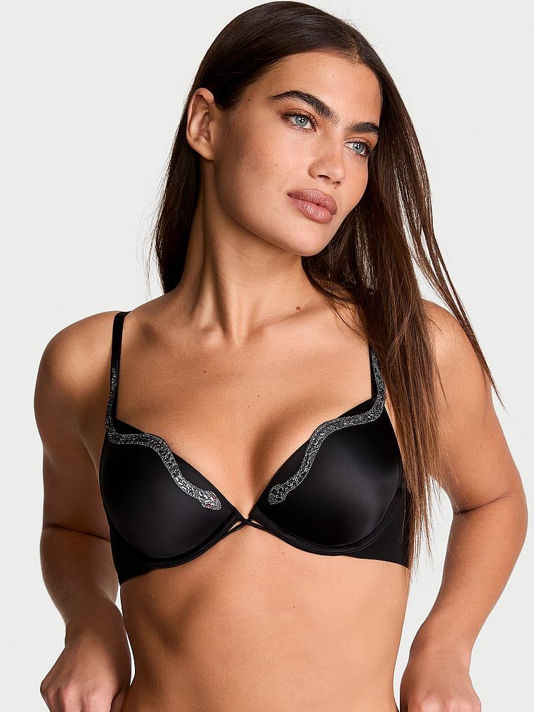 Modelka prezentuje biustonosz lekko usztywniany Snake Shine Demi. Produkt ma kolor czarny i pochodzi z kolekcji Very Sexy.