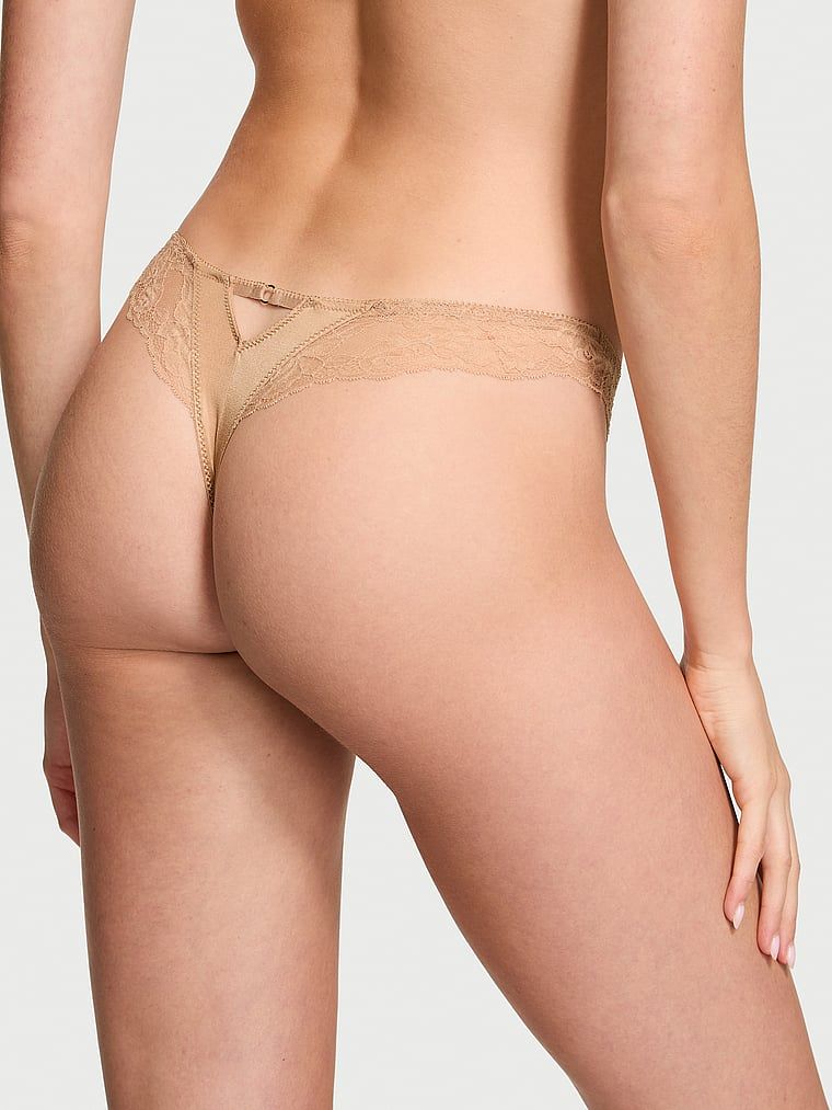 Stringi z koronką i wysoko wyciętymi nogawkami Lace-Trim High-Leg. Produkt ma kolor beżowy i pochodzi z kolekcji Very Sexy. 