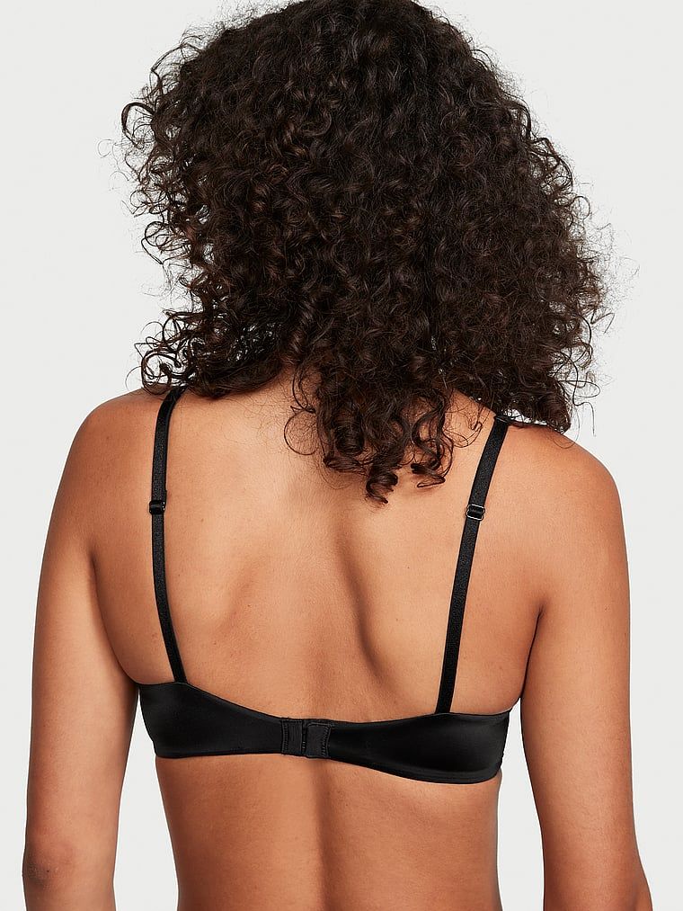 Modelka prezentuje biustonosz push-up powiększający o 2 rozmiary Bombshell Double Shine Strap. Produkt ma kolor czarny i pochodzi z kolekcji Very Sexy.