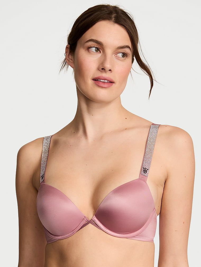 Modelka prezentuje biustonosz push-up Shine Strap. Produkt ma kolor różowy i pochodzi z kolekcji Very Sexy.