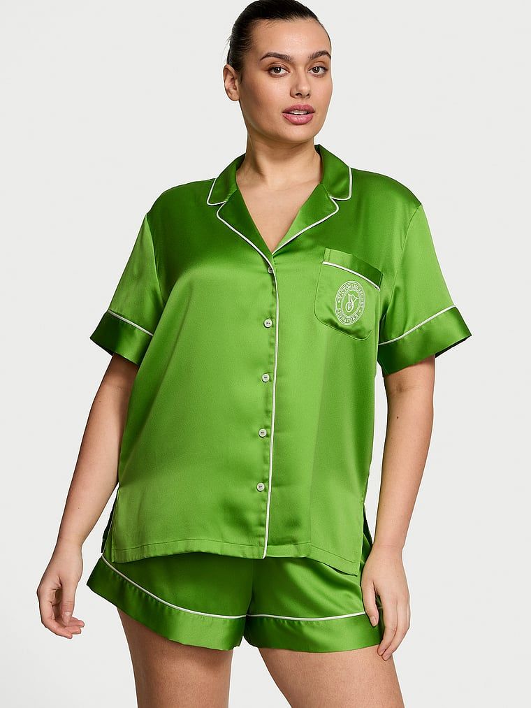 Piżama satynowa błyszcząca z szortami Glazed Satin. Produkt ma kolor zielony i pochodzi z kolekcji Victoria's Secret. 