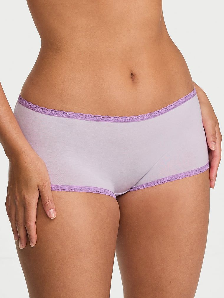 Majtki bawełniane szorty z koronką na krawędziach Lace-Trim Boyshort. Produkt ma kolor fioletowy i pochodzi z kolekcji Lace Trim. 