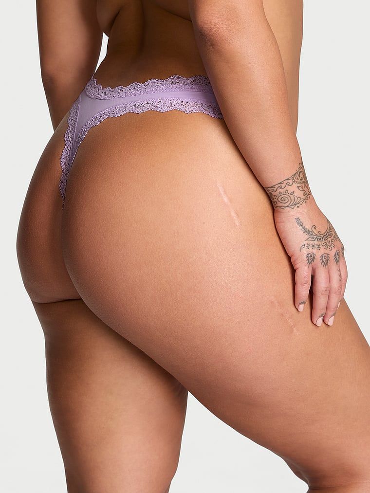Stringi z koronką Lace Trim. Produkt ma kolor purpurowy i pochodzi z kolekcji Dream Angels. 
