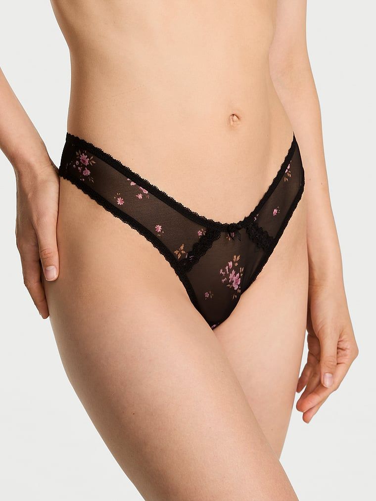 Majtki brazyliany Sheer Lace-Trim. Produkt ma kwiatowy wzór i pochodzi z kolekcji Body by Victoria. 